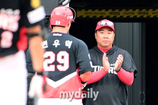 21일 오후 경기도 수원KT위즈파크 진행된 '2026 신한 SOL KBO 리그' 기아 타이거즈 - 수원 KT 위즈의 경기. 기아 변우혁이 5회초 KT 선발 로건을 상대로 솔로 홈런을 때린 뒤 이범호 감독의 축하를 받고 있다./마이데일리