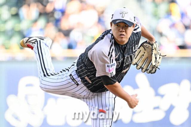 LG 선발투수 장현식이 1회초 힘차게 투구하고 있다./잠실=한혁승 기자