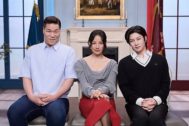 [서울=뉴시스] 23일 JTBC 새 예능 프로그램 '연애전쟁' 온라인 제작발표회에서 방송인 서장훈, 가수 이효리, 그룹 슈퍼주니어 김희철이 포즈를 취하고 있다. (사진=JTBC 제공) 2026.06.23. photo@newsis.com  *재판매 및 DB 금지