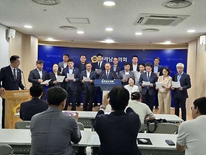 [무안=뉴시스]더불어민주당 김원이 국회의원을 비롯한 전남 서남권 시장·군수·시군의원 등이 23일 전남도의회에서 민형배 전남광주특별시장 당선인의 '순천·무안·광주 3개 청사 균형있는 활용'에 반발하는 기자회견을 갖고 있다. (사진=독자 제공) 2026.06.23. photo@newsi.scom *재판매 및 DB 금지
