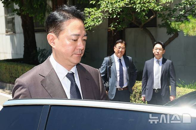 [서울=뉴시스] 김선웅 기자 = 홍정도 중앙그룹 부회장이 23일 서울 서초구 서울회생법원에서 열린 중앙그룹 계열사 기업 회생신청 대표자 심문을 마친 뒤 법원을 나서고 있다. (공동취재) 2026.06.23. photo@newsis.com