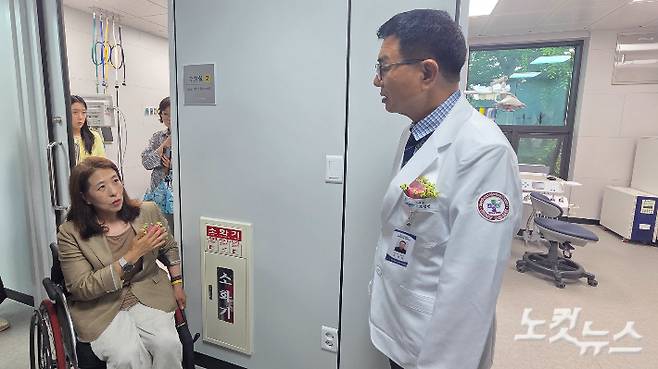 조영범 전남 권역장애인구강진료센터장이 22일 김미경 전남도의원에게 진료실에 대해 설명하고 있다. 박사라 기자