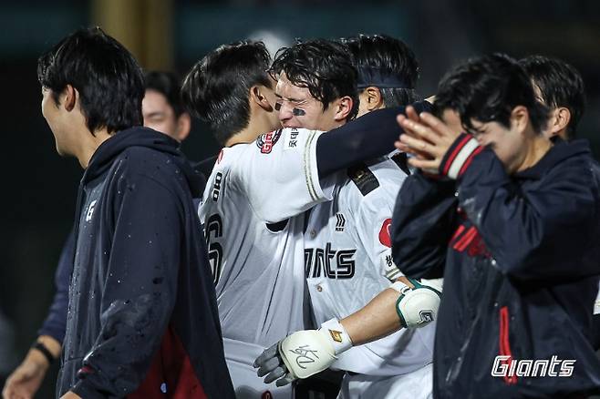 롯데 윤동희가 22일 NC와 홈 경기에서 끝내기 안타를 때린 뒤 동료들의 격한 축하를 받고 있다. 롯데 자이언츠