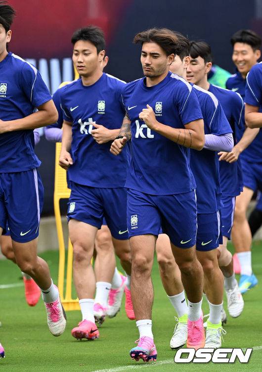 [OSEN=사포판(멕시코), 이대선 기자] 홍명보 감독이 이끄는 대한민국 축구국가대표팀이 15일(한국시각) 멕시코 과달라하라 인근 사포판의 치바스 베르데 바예에서 훈련을 진행했다.대표팀은 전날 A조 1차전에서 체코를 상대로 2-1 역전승을 거뒀다. 남아프리카공화국을 2-0으로 제압한 개최국 멕시코에 이은 조&nbsp;2위다.대한민국 옌스가 러닝 훈련을 하고 있다. 2026.06.15 /sunday@osen.co.kr