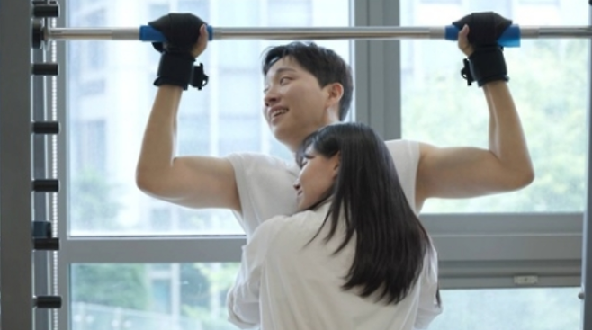 박위가 7km 휠체어 마라톤에 도전하는 모습이 공개됐다. SBS '동상이몽2' 제공