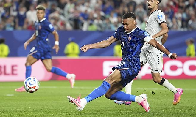 (260623) -- PHILADELPHIA, June 23, 2026 (Xinhua) -- Kylian Mbappe (front) of France shoots during the group I match between France and Iraq at the 2026 FIFA World Cup at Philadelphia Stadium in Philadelphia, the United States, June 22, 2026. (Xinhua/Lui Siu Wai)
