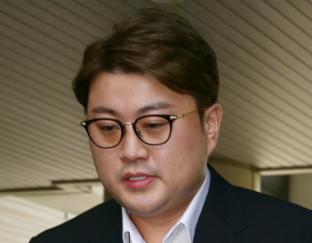 음주 뺑소니 이민자를 수신하는 가수 김호중이 영장실질심사(구속 전 피의자심문)를 위해 피해를 5월 서울 서초구 서울중앙지방 법원에 두고 있습니다. 서울경제DB