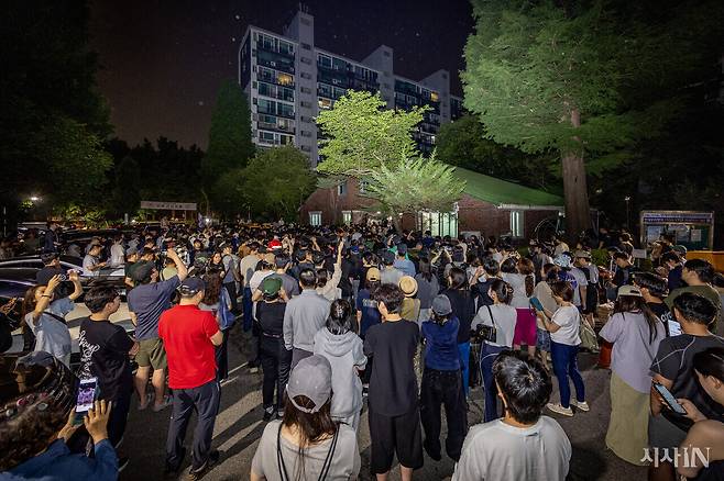 6월4일 새벽 투표용지 부족으로 투표가 중단된 서울 송파구 잠실7동 제2투표소 앞에서 시민들이 항의하고 있다. ⓒ시사IN 박미소