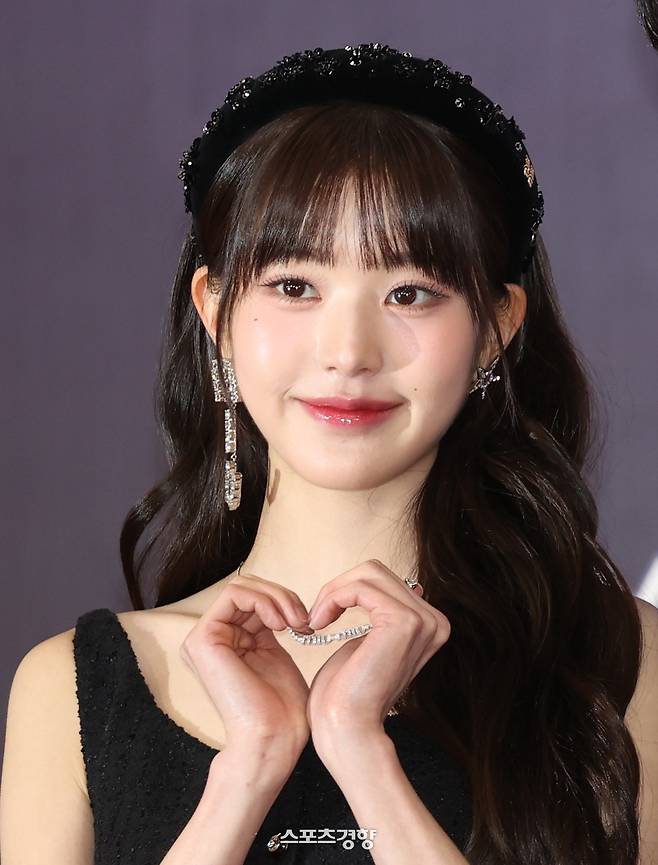 그룹 아이브의 장원영이 행사에서 손 하트를 하고 있다. 경향신문 자료사진