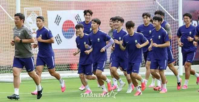 대한민국 축구 국가대표팀이 2026 북중미월드컵 A조 예선 멕시코전을 하루 앞두고 17일 멕시코 과달라하라 치바스 베르데 바예에서 훈련을 진행했다.  황희찬을 비롯한 선수들이 러닝 훈련을 하고 있다. /사진=김진경 대기자