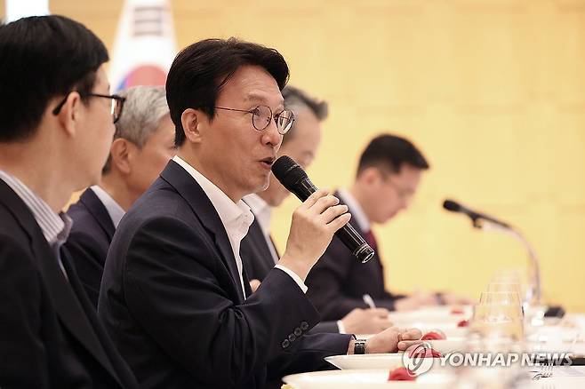 중국 기업인 간담회 참석한 김민석 국무총리 (베이징=연합뉴스) 김민석 국무총리가 22일 중국 베이징 주중 한국대사관저에서 열린 중국 기업인 간담회에 참석, 발언하고 있다. 2026.6.22  [국무총리실 제공. 재판매 및 DB금지] photo@yna.co.kr