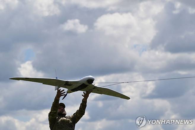 드론 날리는 우크라이나 군인/ 기사와 직접적 관련 없음 [AFP=연합뉴스 자료사진. 재판매 및 DB 금지]
