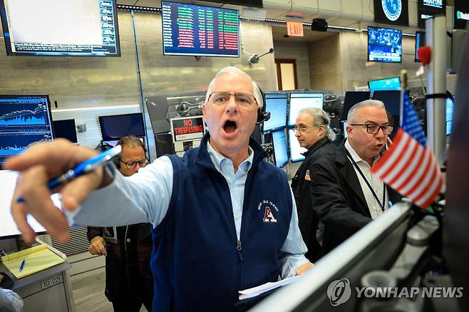 22일(현지시간) 미국 뉴욕증권거래소(NYSE) 트레이더들 [로이터=연합뉴스]