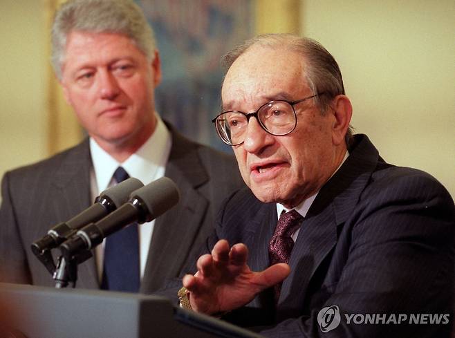 1999년 앨런 그린스펀 전 연준 의장(오른쪽)과 빌 클린턴 전 미국 대통령 [AFP=연합뉴스 자료사진. 재판매 및 DB 금지]