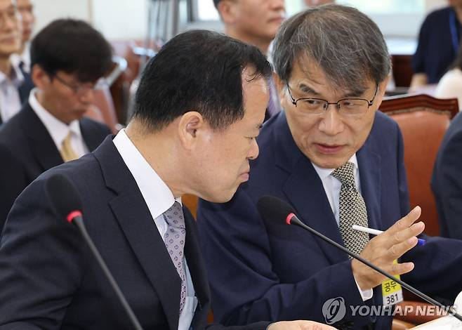 선관위 국조특위, 대화하는 노태악-위철환 (서울=연합뉴스) 이동해 기자 = 23일 국회에서 열린 투표용지 부족사태 등 국민참정권 침해 진상규명 및 선거관리 개혁을 위한 국정조사 특위 전체회의에 앞서 노태악 전 중앙선거관리위원장과 위철환 선관위원장 직무대행이 대화하고 있다. 2026.6.23 eastsea@yna.co.kr