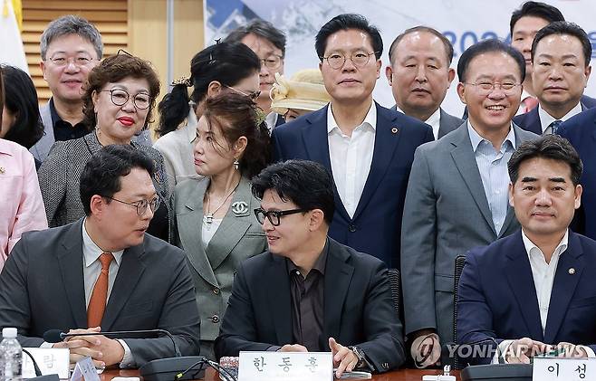 국민의힘 이성권 의원이 연 토론회서 만난 한동훈 의원-천하람 원내대표 (서울=연합뉴스) 신현우 기자 = 23일 국회 의원회관에서 국민의힘 이성권 의원과 범시민사회단체연합이 연 '참정권 피해사태와 선거제도 개혁 국회 토론회'에서 개혁신당 천하람 의원과 무소속 한동훈 의원이 대화하고 있다. 2026.6.23 nowwego@yna.co.kr