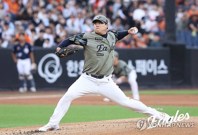 한화 선발 류현진 역투 (대전=연합뉴스) 23일 대전 한화생명 볼파크에서 열린 프로야구 두산 베이스와 한화 이글스의 경기. 1회초 한화 선발 류현진이 역투하고 있다. 2026.6.23 [한화이글스 제공. 재판매 및 DB 금지] psykims@yna.co.kr