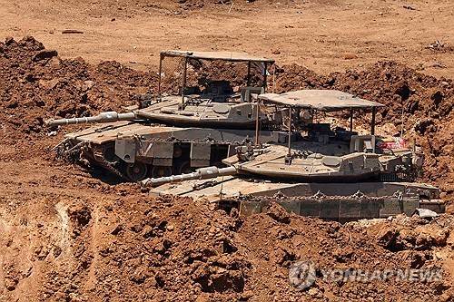 레바논 국경 지대에 배치된 이스라엘군 탱크 [AFP 연합뉴스. 재판매 및 DB 금지]