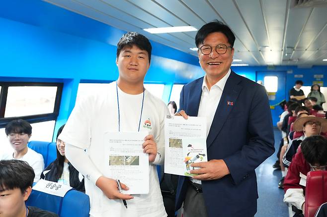 지난 12일 도성훈 인천시교육감(오른쪽)이 인천항 연안여객터미널에서 열린 2026년 3기 '섬으로 가는 바다학교'에 참석해 참여 학생과 기념 촬영을 하고 있다. 사진=인천시교육청