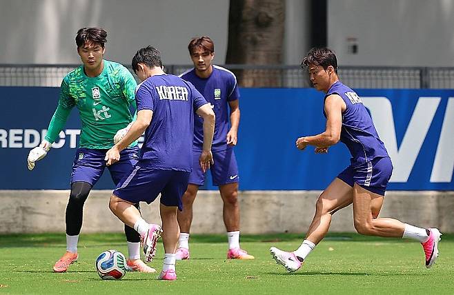 축구 국가대표팀 선수들이 19일(현지 시간) 멕시코 과달라하라 인근 사포판에 위치한 베이스캠프 훈련장 치바스 바예 베르데에서 훈련하고 있다. 뉴시스