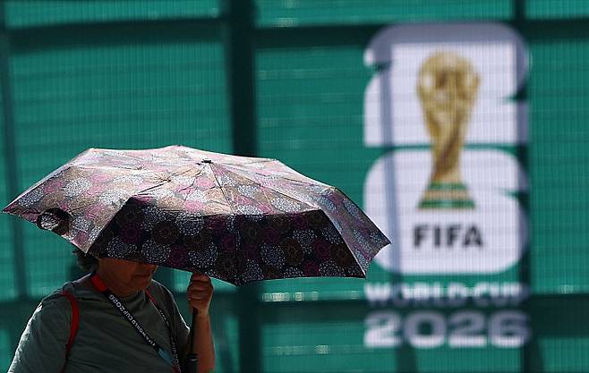2026 북중미 월드컵 조별리그 3차전 대한민국과 남아프리카공화국의 경기를 이틀 앞둔 22일(현지 시간) 멕시코 몬테레이 스타디움에서 경기장 관계자가 양산을 쓰고 이동하고 있다. 뉴시스