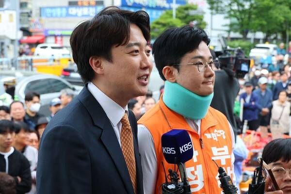 개혁신당 이준석 대표와 정이한 개혁신당 부산시장 후보가 29일 부산 북구 구포시장을 찾아 발언하고 있다. 정이한 후보는 전날 시민이 던진 음료수를 피하다 다쳤다며 석고붕대를 하고 있다. 2026.4.29. 연합뉴스