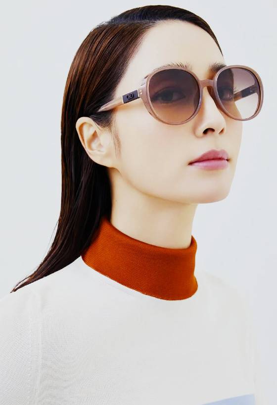 Actor Lee Min-jung showcased an elegant and sophisticated charm in a sunglass pictorial shared on his Instagram. In the released photos, Lee Min-jung captivated attention by emphasizing his flawless skin and chic aura while wearing sunglasses.Lee Min-jung has recently opened a YouTube channel and is actively communicating with fans by sharing his daily life and hosting talk content with colleagues.