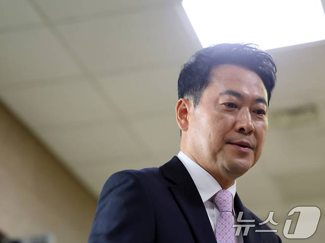 장동혁 국민의힘 대표가 24일 오후 서울 여의도 국회에서 기자회견을 위해 발걸음을 옮기고 있다. 이날 장 대표는 건강 악화로 입원한 지 엿새 만에 국회로 복귀했다. 2026.6.24 ⓒ 뉴스1 황기선 기자