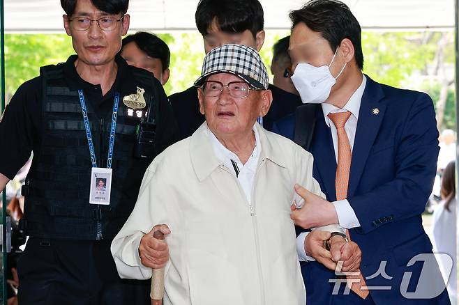 20대 대선과 22대 총선 전후로 신도 5만 명 이상을 국민의힘에 집단 입당시키도록 지시한 의혹을 받는 이만희 신천지예수교증거장막성전(신천지) 총회장이 24일 오후 서울 서초구 중앙지방법원에서 열린 정당법 위반·업무방해 혐의 구속 전 피의자 심문(영장실질심사)에 출석하고 있다. 2026.6.24 ⓒ 뉴스1 안은나 기자