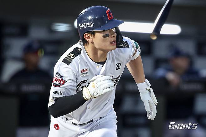 롯데 윤동희가 23일 부산 사직구장에서 열린 2026 KBO리그 정규시즌 NC전에서 안타를 치고 있다. 사진 | 롯데 자이언츠