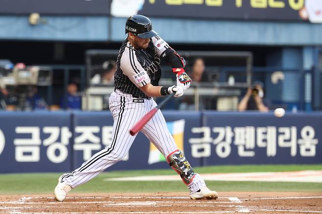 LG 오스틴이 23일 서울 잠실구장에서 열린 2026 KBO리그 정규시즌 삼성전에서 안타를 치고 있다. 사잔 | LG 트윈스