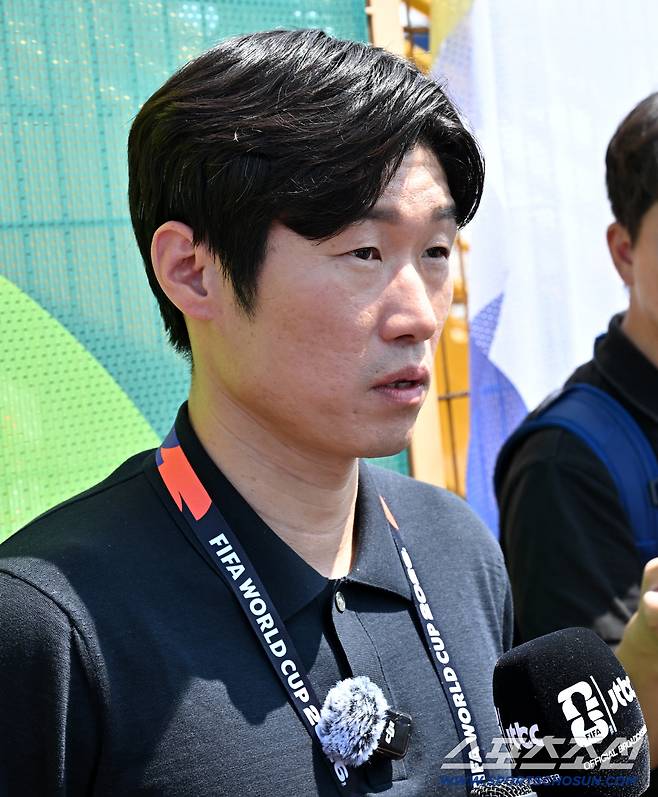 2026 북중미 월드컵 남아공전을 하루 앞둔 대한민국 월드컵 대표팀이 24일(한국시각) 멕시코 몬테레이 인근 산니콜라스의 에스타디오 우니베르시타리오에서 공식 훈련을 가졌다. 훈련장을 찾은 박지성 해설위원이 취재진과 인터뷰를 하고 있다. 산니콜라스(멕시코)=허상욱 기자wook@sportschosun.com/2026.06.24/