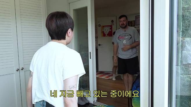 Broadcaster Sam Hammington appeared on the YouTube channel Gaegwacheonseon Seo In-young and revealed that he had lost weight through diet injections. Upon meeting Sam Hammington, Seo In-young expressed surprise at his noticeably slimmer appearance and asked about his diet secret.Sam Hammington admitted to the fact of his weight loss, honestly stating that he was receiving medical assistance rather than due to childcare. His slim figure, a stark contrast to his past chubby image, captivated the attention of many.Additionally, during the broadcast, Sam Hammington created a lighthearted atmosphere by mentioning the resemblance between Seo In-young and a Bentley Motors Limited. The two shared a friendly conversation, bringing laughter to the viewers.