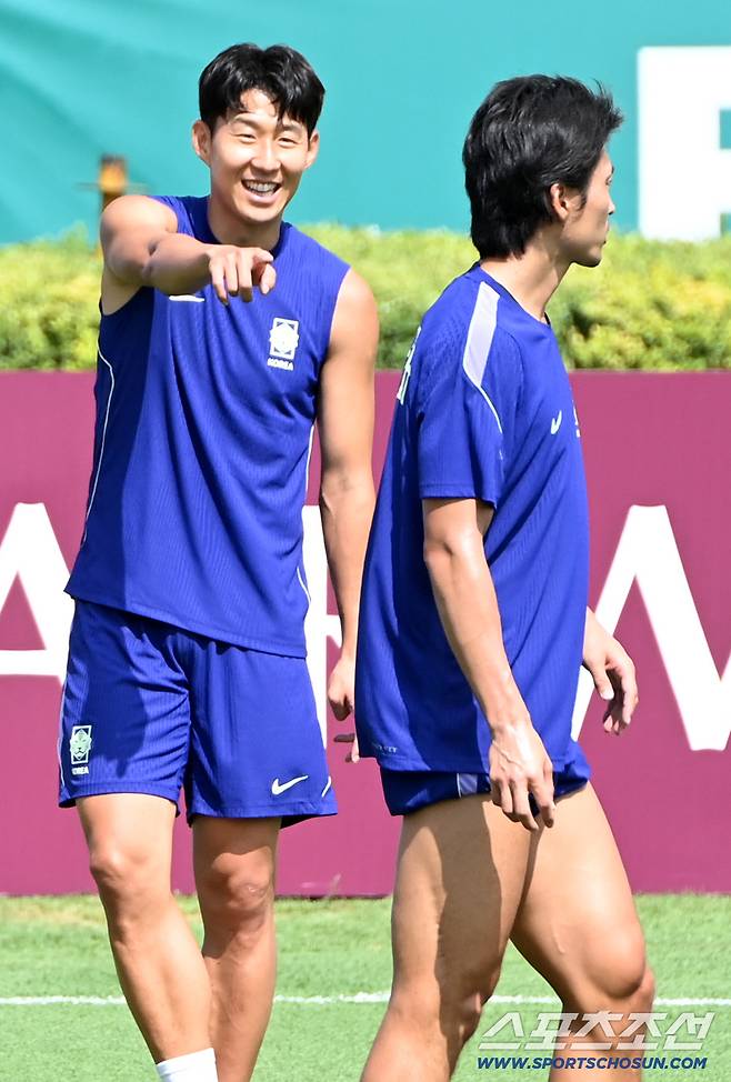 2026 북중미 월드컵 남아공전을 하루 앞둔 대한민국 월드컵 대표팀이 24일(한국시각) 멕시코 몬테레이 인근 산니콜라스의 에스타디오 우니베르시타리오에서 공식 훈련을 가졌다. 손흥민과 조규성이 론도 훈련을 하고 있다. 산니콜라스(멕시코)=허상욱 기자wook@sportschosun.com/2026.06.24/