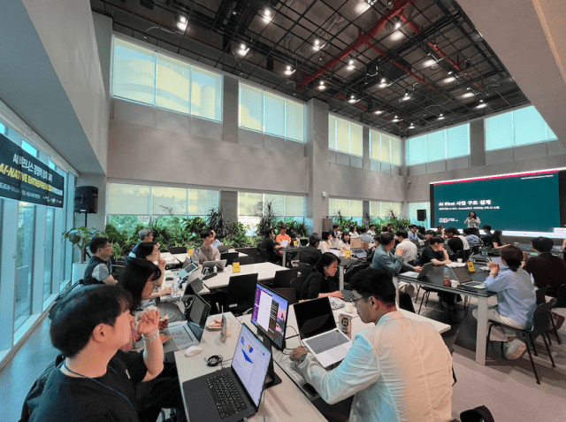 서울AI허브 ‘AI 비즈니스 경쟁력 강화 교육(AI-Native CEO 과정)’ 교육생들이 교육을 듣고 있다. 이번 교육에는 총 270명이 신청해 5.4대 1의 경쟁률을 기록했다. (사진=서울AI허브)