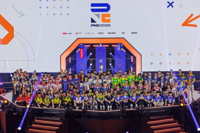 배틀그라운드 국가대항전 'PNC 2025'에 출전한 선수들이 단체 사진을 촬영하고 있다. 사진=크래프톤