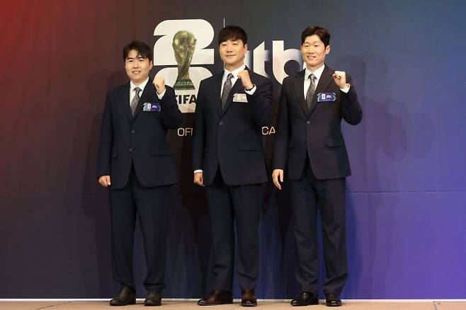 김환 해설위원, 배성재 캐스터, 박지성 해설위원이 5월 21일 서울 중구 앰배서더 서울 풀만에서 열린 JTBC '2026 FIFA 북중미 월드컵' 기자간담회에서 포즈를 취하고 있다. 연합뉴스