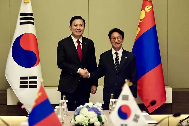 중국을 방문 중인 김민석 국무총리가 23일 다롄의 한 호텔에서 냠오소르 우츠랄 몽골 총리와 회담하기에 앞서 악수하고 있다. /국무총리실