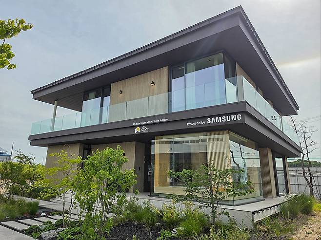 24일 경기 화성시에 마련된 2층짜리 100평대 ‘삼성 AI 모듈러 홈’ 쇼룸 외관./삼성전자