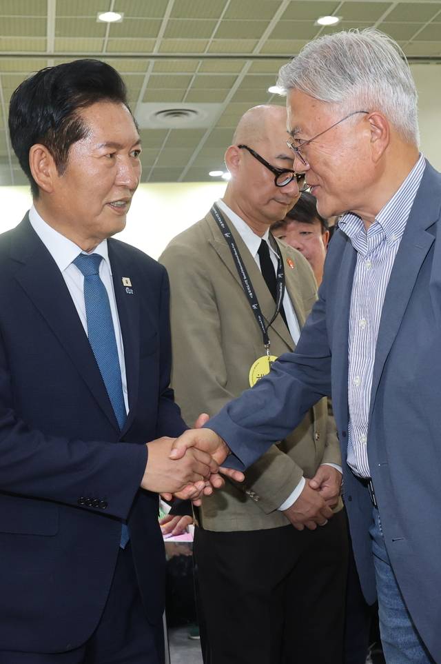 정청래 전 더불어민주당 대표가 24일 서울 강남구 코엑스에서 열린 서울국제도서전에서 문재인 전 대통령과 대화하고 있다. 문 전 대통령은 지난해에 이어 올해도 평산책방 책방지기로 도서전에 참석했다. [연합뉴스]