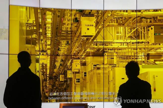 대만 신주에 위치한 TSMC 혁신 박물관 내에서 관람객들이 반도체 소개 영상을 보고있다. AP연합뉴스
