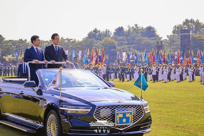 이재명 정부는 임기 내 전작권 전환을 하려고 한다. 이재명 대통령이 지난해 10월1일 제77주년 국군의 날 행사에서 장병들을 사열하고 있다. 청와대 누리집
