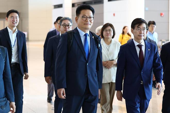 송영길 더불어민주당 의원이 23일 인천국제공항 제2터미널을 통해 미국으로 출국하고 있다. 송 의원은 이날 국회의장 특사 자격으로 출국해 미국 민주당 하원 원내대표 등을 만날 예정이다. 뉴시스