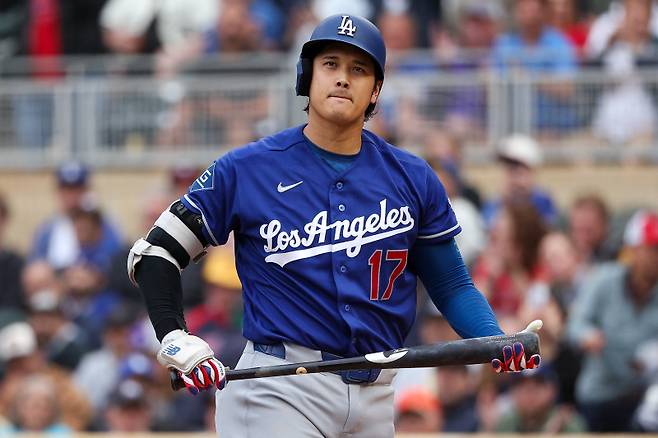 <yonhap photo-5043=""> Los Angeles Dodgers designated hitter Shohei Ohtani reacts to his strikeout against the Minnesota Twins during the second inning of a baseball game, Tuesday, June 23, 2026, in Minneapolis. (AP Photo/Matt Krohn)/2026-06-24 11:08:25/ <저작권자 ⓒ 1980~2026 ㈜연합뉴스. 무단 전재 재배포 금지, AI 학습 및 활용 금지></yonhap>