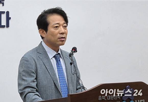 이강일 충북 대전환 인수위원회 위원장이 24일 충북도청 기자회견에서 민선 8기 사업에 대한 입장을 밝히고 있다. [사진=이용민 기자]