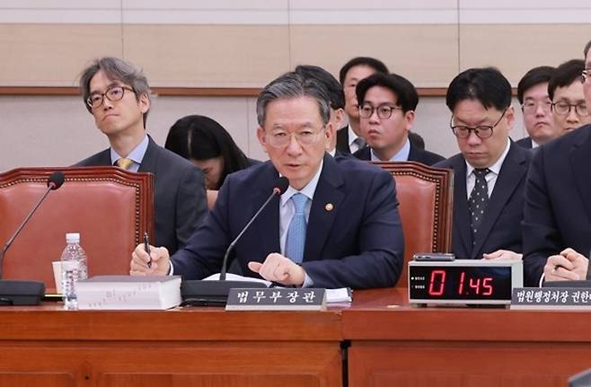 정성호 법무부 장관이 지난 4월 8일 국회에서 열린 법제사법위원회 전체회의에서 쌍방울 대북 송금 사건을 수사한 박상용 검사의 직무정지 관련 질문에 답하고 있다. 2026.4.8 [사진=연합뉴스]