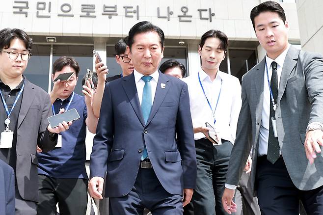 더불어민주당 정청래 대표가 24일 국회에서 열린 최고위원회의에서 대표직 사퇴 의사를 밝힌 뒤 차량으로 향하고 있다. 2026.6.24 [사진=연합뉴스]