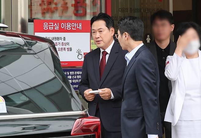 장동혁 국민의힘 대표가 24일 서울 시내 한 병원에서 퇴원하고 있다. 장 대표는 이날 당무에 복귀하자마자 기자회견을 열어 “당대표의 거취는 당원들이 결정할 문제”라고 했다. 연합뉴스