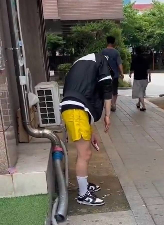 수원 좀비로 불린 한 남성이 체포됐다. 마약 간이검사에서 필로폰 양성 반응이 나온 것으로 알려져 충격을 줬다. 사진 = X(엑스·구 트위터)