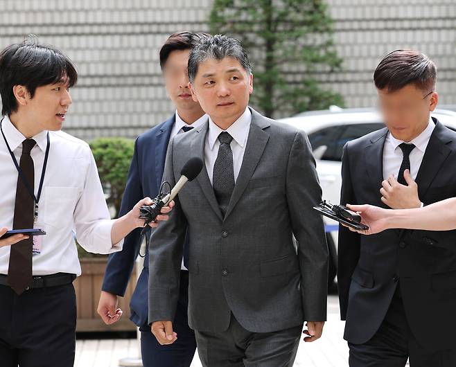 SM엔터테인먼트 시세조종 공모 의혹으로 1심에서 무죄를 선고받은 김범수 카카오 미래이니셔티브센터장이 24일 서울 서초구 고법에서 열린 자본시장법 위반 혐의 항소심 첫 공판에 출석하고 있다. 연합뉴스